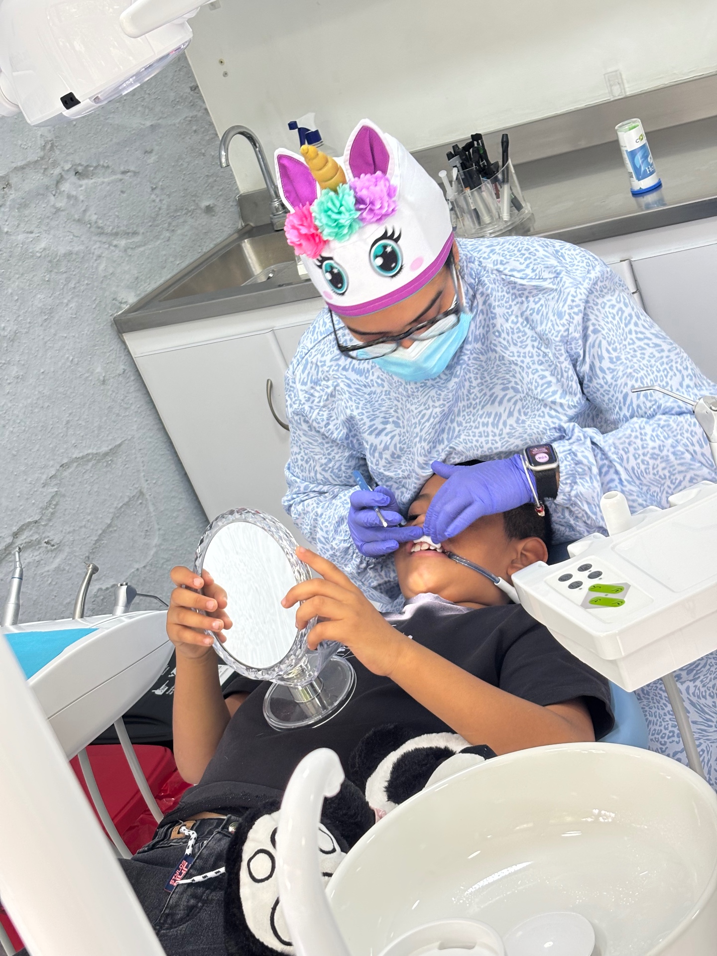 Atención odontológica a un niño en el consultorio